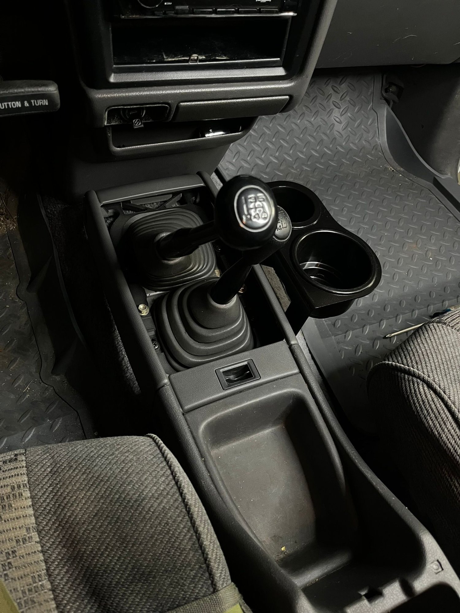 Check fitting the center console bezel and rear console. 