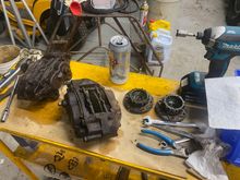 the Left hub selector either doesn't have a spring or the spring is compressed?