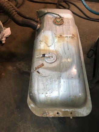 Gas tank out of 84 22r long bed pickup, 3 part epoxy paint... ( 10years ago) 
I switched out the float with an 87 efi one... it's a different plug with 3 wires... easily interchangeable $140