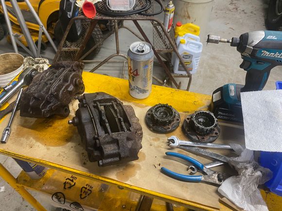 the Left hub selector either doesn't have a spring or the spring is compressed?