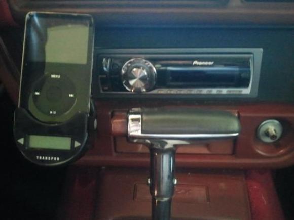 I installed an auxiliary port on the left side of the ashtray, there was nothing there before. I think it looks good.