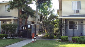 Whitsett Courtyard Apartments - North Hollywood, CA