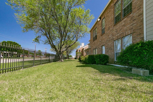 Broadmoor Villas - 36 Reviews | Irving, TX Apartments for ...